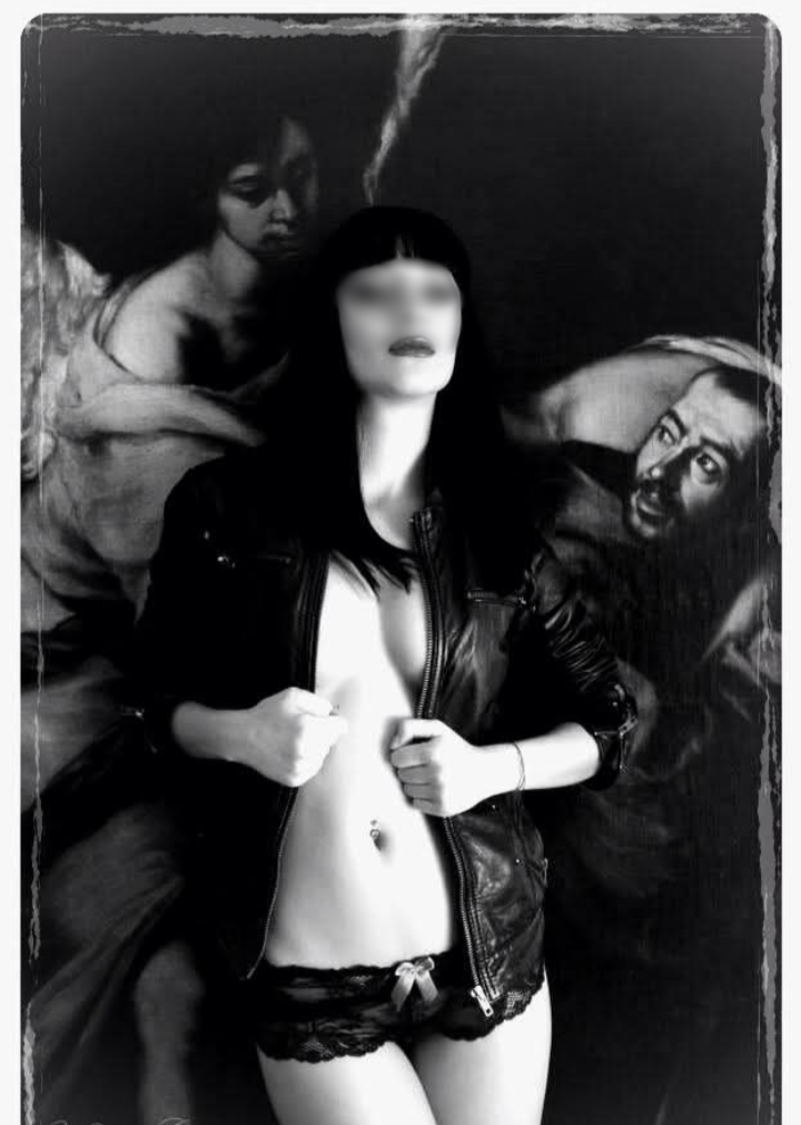 Eine Person in Lederjacke und Spitzenhose vor einem Gemälde mit Figuren. Schwarz-Weiß-Foto, verfremdet durch digitale Bearbeitung.
