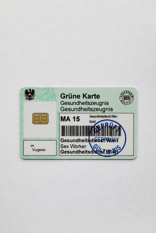 Grüne Karte mit Gesundheitszeugnis, MA 15 Wien, Barcode und Stempel "Gültig bis".