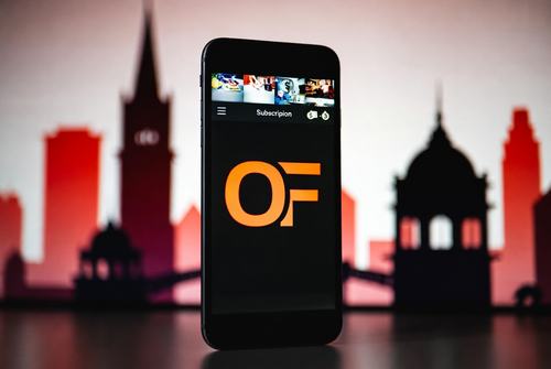Ein Smartphone zeigt die OnlyFans-App auf einemARYONG mit städtischem Hintergrund.